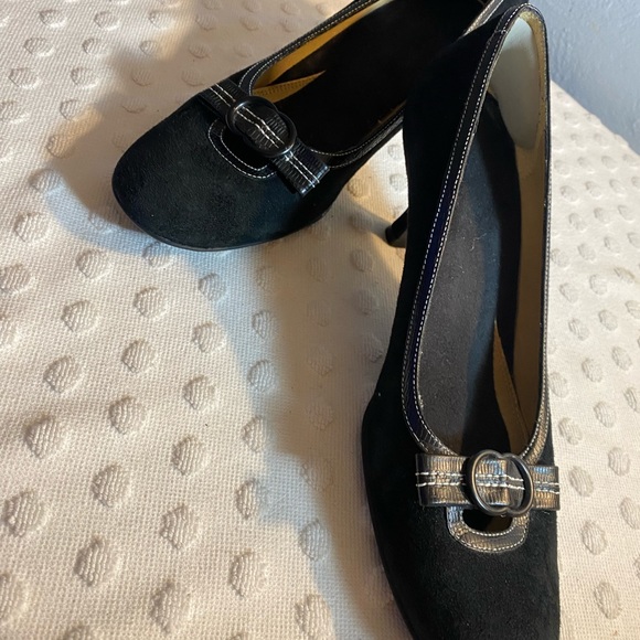 NATURALIZER Black Suede Kitten Heel Pump with Bow Detail and Contrast Theading - Picture 9 of 16